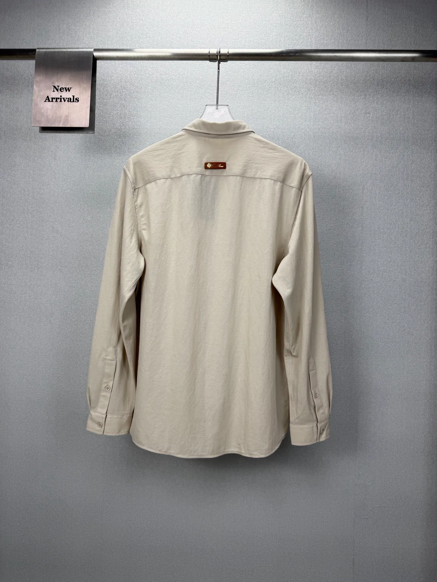 Loro Piana 2026 New Arrival Solid Color Linen Couple Style Lapel Shirt High Version High Version The fabric is made of linen, cotton, nylon composite materials, the whole body is solid color, simple and loose fit, and the leather letter logo embroidery design on the back neck is fashionable and personalized. Super Versatile and good-looking shirt. Very suitable for both men and women. A must-have for everyone. Packaging Tag Collar Label Washed Wheat Complete 👍 Colors: Navy Blue, Gray, Khaki, White Sizes:M-4XL